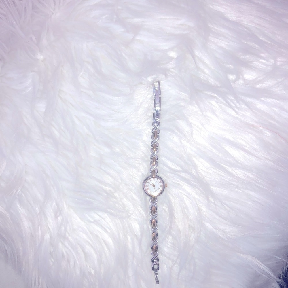 ✨ ANNE KLEIN GOLD AND SILVER LADIES WATCH✨ GENTLY WORN - Picture 2 of 6
